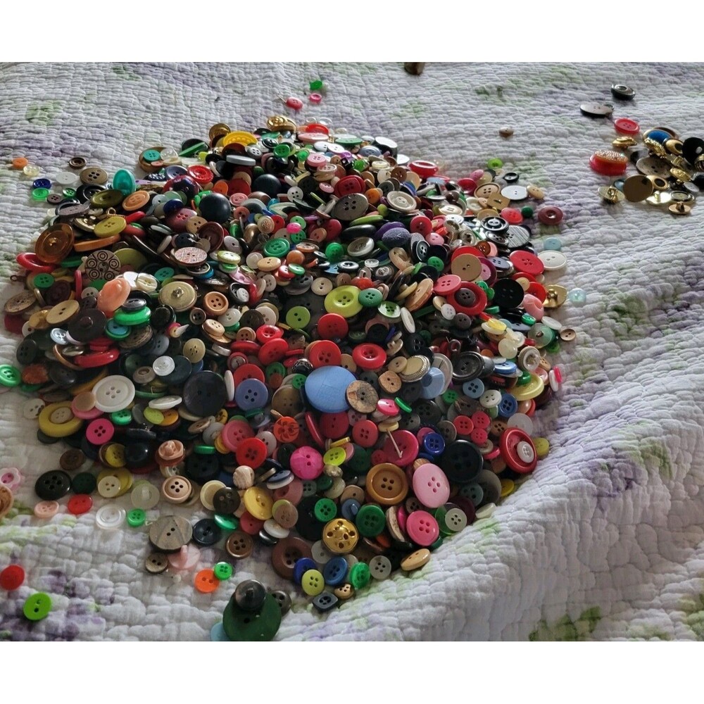 Buttons 4lbs Approx 4,000 Antique Vintage/Current Great For Crafts/Collectors